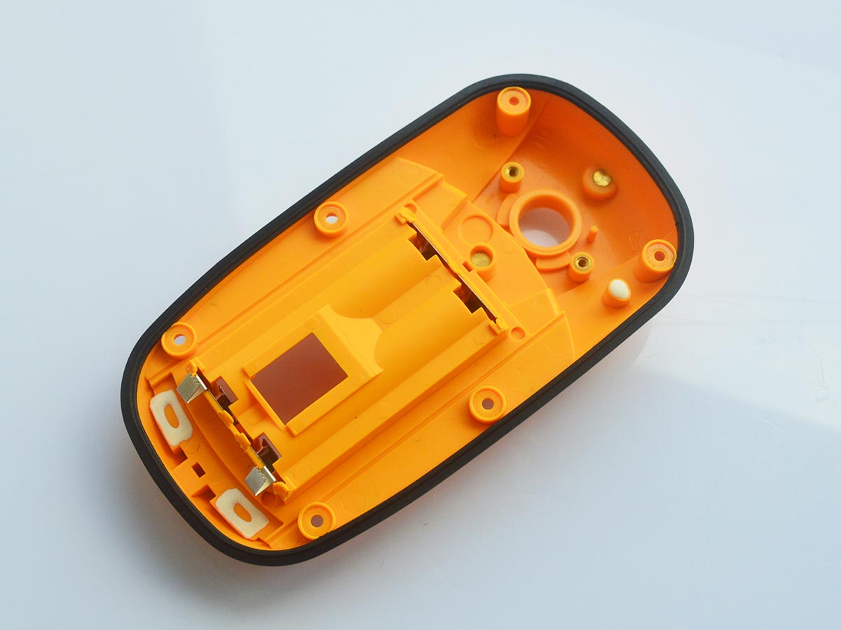 overmoulding-cellphone-case-with-insert